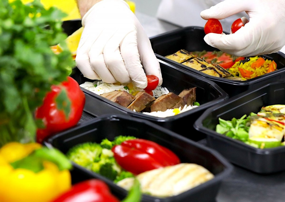 доставка продуктов питания. служба доставки еды. заказ еды оплата. оплата в деливери клаб бонусами спасибо. смартфон еда.